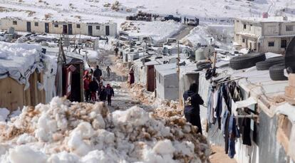 La nieve cubre un campo de refugiados en Arsal (Líbano), en la frontera con Siria.