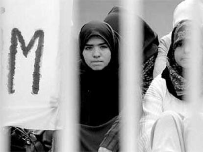 Chicas musulmanas en un instituto de secundaria de la ciudad francesa de Lille.