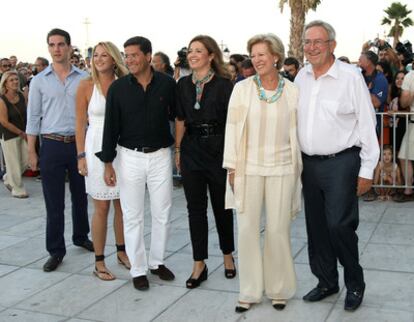 Constantino y Ana María de Gracia posan junto a la princesa Alexia y su marido Carlos Morales, y los príncipes Teodora y Felipe de Grecia.