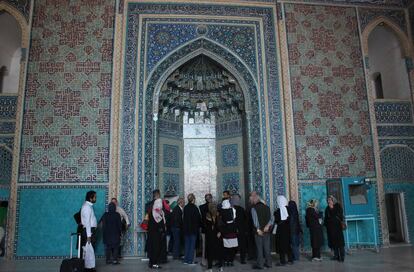 Turistas en la mezquita de Yazd.