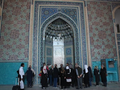 Turistas en la mezquita de Yazd.