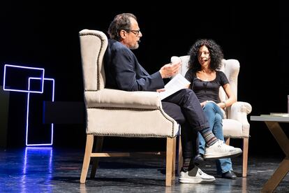 Ambos periodistas durante el conversatorio, que tuvo lugar en el marco del Hay Festival en Querétaro, este viernes.