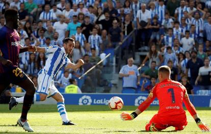 Ter Stegen detiene el remate de Juanmi ante la mirada de Umtiti.