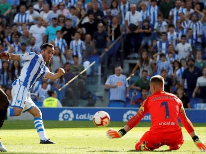 Ter Stegen detiene el remate de Juanmi ante la mirada de Umtiti.