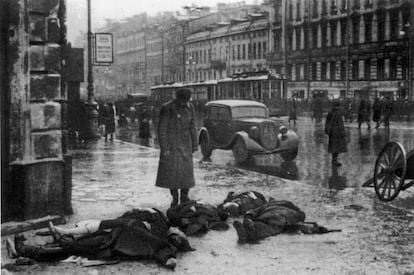 Primeras v&iacute;ctimas del asedio de Leningrado a manos del ej&eacute;rcito alem&aacute;n, en septiembre de 1941 (reproducci&oacute;n del libro &quot;El sitio de Leningrado, 1941-1944&quot;).