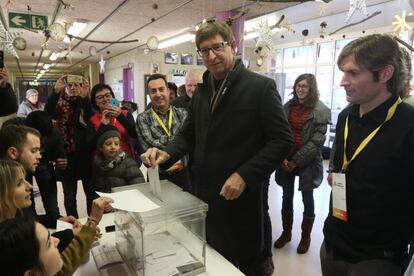 Carles Mundó, exconsejero de Justicia, vota en Gurb (Barcelona).