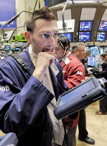 Un operador de Wall Street, durante la sesión de ayer.