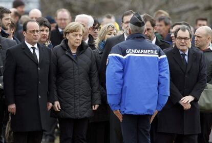 From left to right, French President François Hollande, German Chancellor Angela Merkel, Spanish Prime Minister Mariano Rajoy and Catalan premier Artur Mas talk with a rescue officer at Seyne-les-Alpes, near the crash site.