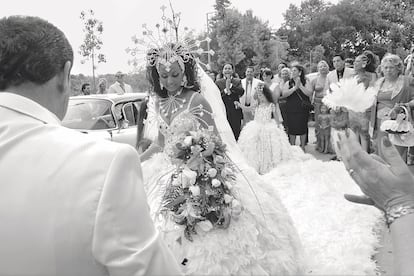 Samara en su boda con una monumental corona que, para los expertos, es uno de los núcleos de la estética de los enlaces gitanos.