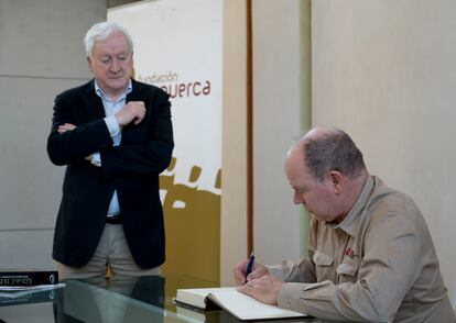 El príncipe Alberto de Mónaco firma en el libro de honor de la Fundación Atapuerca, ante el presidente de la fundación, Antonio M. Méndez Pozo, el 26 de julio de 2022.