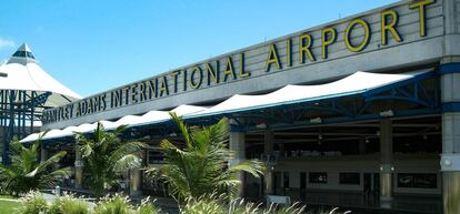 Fachada del aeropuerto Grantley Adams de Barbados.