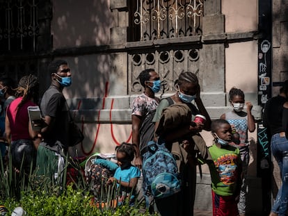 Un grupo de haitianos hacen fila a las afueras de la Comisión Mexicana de Ayuda a Refugiados (COMAR) de la Ciudad de México para solicitar asilo humanitario.