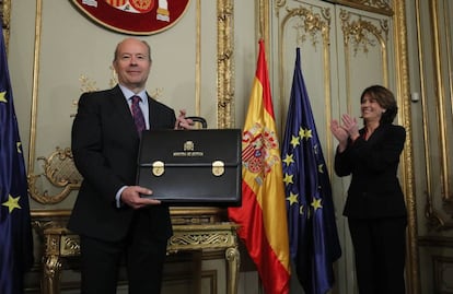 El nuevo ministro de Justicia, Juan Carlos Campo, recibe la cartera de manos de su antecesora, Dolores Delgado.