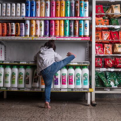 Desabastecimiento.
Cuando hay una promoción o en el caso de productos incluidos en la lista estatal de “precios cuidados”, los supermercados suelen racionar las unidades que se pueden comprar. “Máximo dos botellas de aceite”, “Máximo dos paquetes de harina”, se lee a menudo por los pasillos. A veces, sin embargo, hay desabastecimiento y algunas góndolas quedan vacías, como la que se ve en esta fotografía. “Con la inflación sos más pobre, pero estás desaforadamente tratando de consumir más para ahorrar”, dice Werning sobre una de las contradicciones que provoca vivir en un país donde todo se encarece sin parar. 
