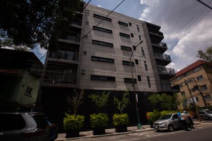 Edificio ubicado en la calle de Holbein 66, en la colonia Ciudad de los Deportes, donde fueron cateados siete departamentos.