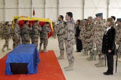 Despedida del cadáver del soldado John Felipe Romero Meneses, celebrado ayer en la base de Herat, con presencia de la ministra de Defensa, Carme Chacón.