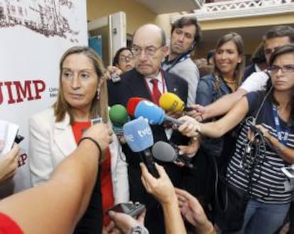 La ministra de Fomento, Ana Pastor reasliza unas declaraciones a los medios de comunicación, en presencia del rector de la UIMP, Salvador Ordóñez tras su intervención en el seminario: " Las infraestructuras en España: un reto de futuro " que se celebra esta semana en la Universidad Internacional Menéndez Pelayo.