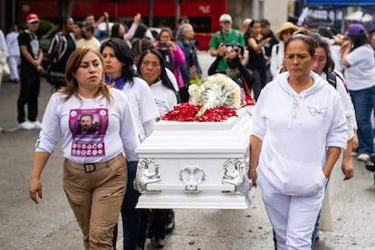 El ataúd con los restos de Monserrat Uribe, el pasado 31 de enero, en Ciudad de México. A la joven la citaron en un lugar dos personas que había conocido por su trabajo, en un call center —Adriana “N” y Miguel “N”— el 24 de julio de 2020. Más tarde, y gracias al registro de varias cámaras —extraviado por las mismas autoridades a cargo de la investigación— se sabe que se subió a un coche con ambas personas y desapareció entre Eje 5 y La Viga. Tenía 21 años y era la madre de dos pequeños de entonces cuatro y dos años de edad.