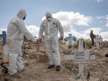 Personal sanitario desinfecta el cementerio de Tijuana, al norte de México.