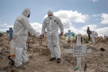 Personal sanitario desinfecta el cementerio de Tijuana, al norte de México.