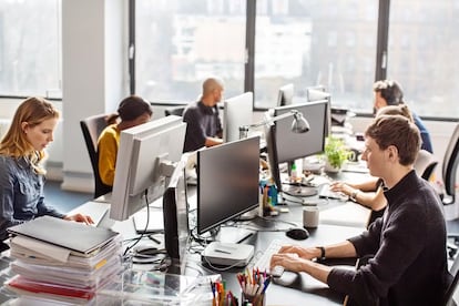 Personas trabajando en una oficina