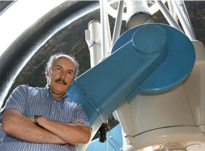 El profesor Docobo en la cúpula del Observatorio astronómico de la Universidad de Santiago.