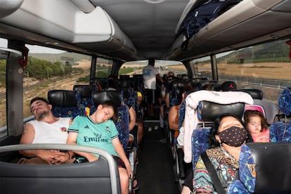 De regreso a Madrid el sábado por la tarde, los pasajeros del Bus Playero Viajero caen rendidos en sus asientos.