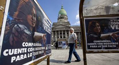 Un cartel de Fern&aacute;ndez de Kirchner fuera del Congreso en Buenos Aires.