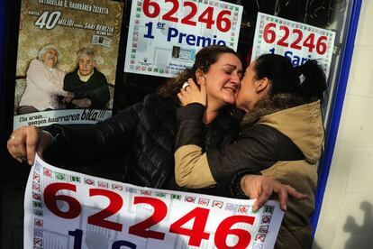 Unas mujeres celebran en la administración de lotería de Arrasate-Mondragón el Gordo de la Lotería de Navidad que ha repartido 180 millones de euros.