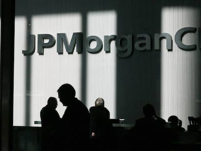 Los fondos expuestos a Rusia congelan reembolsos en España