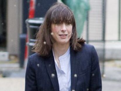 Samantha Cameron en un monopatín en Downing Street.