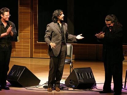 De izquierda a derecha, Guillermo McGill, Arcángel y Juan Ramón Caro, en el Carnegie Hall.