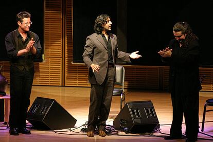 De izquierda a derecha, Guillermo McGill, Arcángel y Juan Ramón Caro, en el Carnegie Hall.