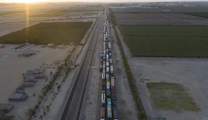 Vista de la caravana de camiones por la protesta de un grupo de agricultores en la carretera Panamericana, a la altura de Villacuri (Perú). Los trabajadores exigen mejores salarios.
