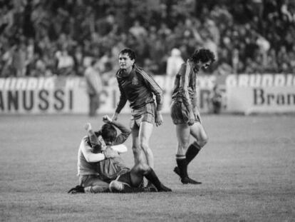 Juan Se&ntilde;or, Rafael Gordillo y Andoni Goicoechea celebran el 12-1 ante Malta en Sevilla, que clasificaba a Espa&ntilde;a para la Eurocopa de 1984