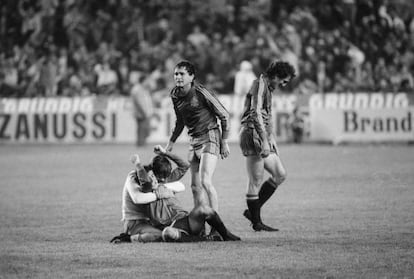 Juan Señor, Rafael Gordillo y Andoni Goicoechea celebran el 12-1 ante Malta en Sevilla, que clasificaba a España para la Eurocopa de 1984