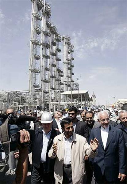 Mahmud Ahmadineyad (centro), en la inauguración de la planta.
