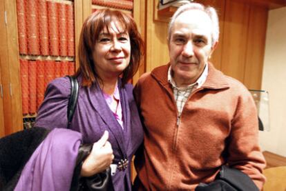 La ex ministra Narbona, con el guionista de la serie, Miguel Ángel Losada, ayer en Madrid.