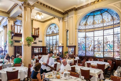 En Almagro, donde Gardel emitió sus primeros gorgoritos en público, es casi un deber tomar algo en la confitería Las Violetas. Abierto en 1884, vidrieras modernistas adornan las paredes de este enorme café en la esquina de la avenida de Rivadavia y la calle de Medrano. La lista de quienes lo frecuentaron es larguísima, y entre ellos destaca el escritor Ricardo Piglia (fallecido en 2017), que vivió enfrente durante un tiempo, en el hotel Almagro.