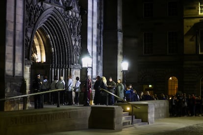 Entrada a la Catedral de St. Giles en Edimburgo donde descansa el cuerpo de la Reina Isabel II.