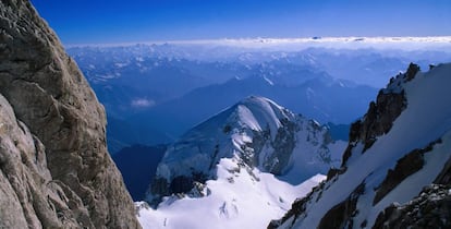 Vista de Afganistán desde las montañas del macizo montañoso Hindú Kush.