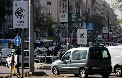 Los no residentes podrán acceder a las zonas de Madrid Central siempre que tengan etiqueta ambiental y vayan a un parking de uso público. En la imagen, los vehiculos en la calle Alcalá acceden a La Gran Vía desde Cibeles.