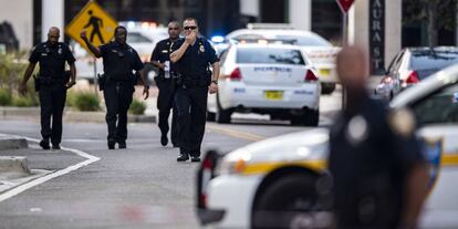 Agentes de policía, en las proximidades del tiroteo.