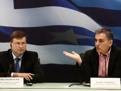A la izquierda, el vicepresidente de la Comisión Europea, Valdis Dombrovskis, y el ministro griego de Finanzas, Euclid Tsakalotos