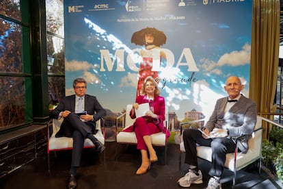 De izda a dcha, Daniel Martínez, Engracia Hidalgo y Modesto Lomba, durante el acto.