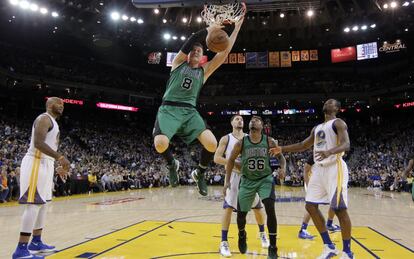 Jonas Jerebko encesta en el partido ante los Warriors.