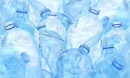 La incógnita de la botella de agua. Parece que las botellas de plástico usadas son el elemento favorito de la moda. No hay marca que no diga que ha utilizado tal o cual número para convertirlas en tejido. Pero, teniendo en cuenta el uso que se da a una botella y a una prenda, ¿no sería más útil convertir estas botellas usadas en botellas nuevas?