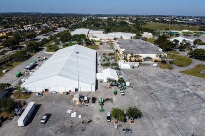 Los recintos feriales, como este del condado de Miami Dade en Florida (Estados Unidos), son espacios amplios y equipados para la instalación de hospitales de campaña. Instalado el 26 de marzo, tiene capacidad para 250 camas.