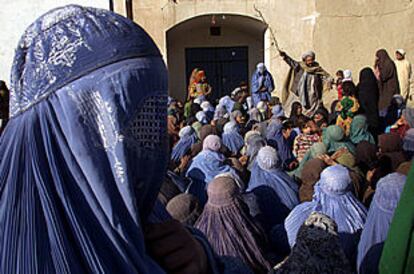 Mujeres afganas hacen cola ante un centro de distribución de alimentos en la ciudad de Kandahar.