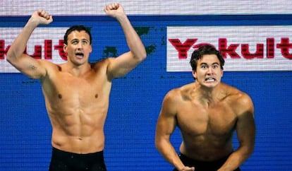 A Ryan Lochte (32 años) se le puede reconocer la originalidad en muchos aspectos de su peculiar vida pero la elección de sus tatuajes no es una de ellas. El emblema olímpico a color en el bíceps, especialmente en el caso de los nadadores, es algo tan singular como verle a él en lo alto del podio. Aunque el estadounidense solo lo ha hecho una vez en estos Juegos, eso sí, lo hizo a lo grande. En su cuarta participación olímpica, consiguió llevarse el oro en la categoría de relevo 4x200m.